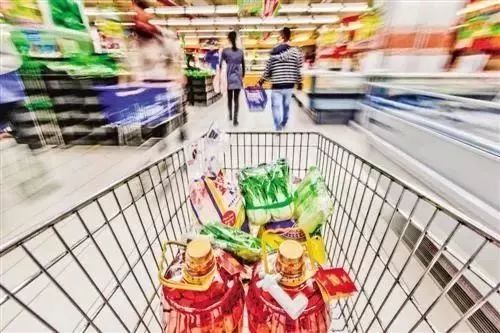 下月起進(jìn)口日用品服裝服飾關(guān)稅降50% 零售市場(chǎng)將迎來(lái)哪些變化？